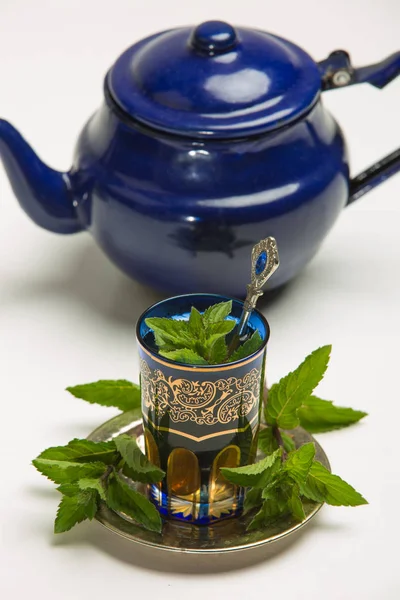 伝統的なアラブ ミント茶、白背景 — ストック写真