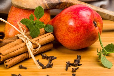 Armut, tarçın, karanfil ve Melisa