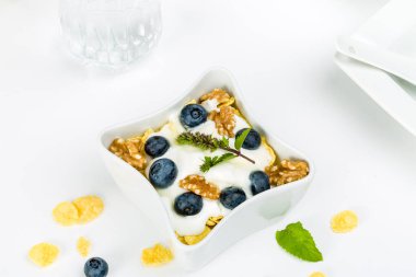 Mısır gevreği yoğurt, bal, ceviz ve yaban mersini ile