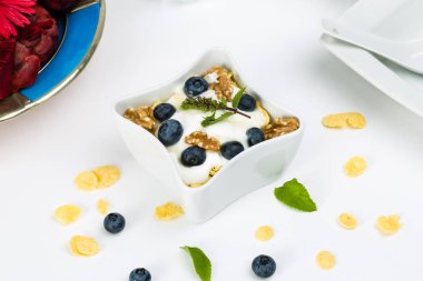 Mısır gevreği yoğurt, bal, ceviz ve yaban mersini ile