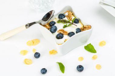 Mısır gevreği yoğurt, bal, ceviz ve yaban mersini ile