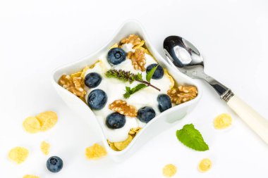 Mısır gevreği yoğurt, bal, ceviz ve yaban mersini ile