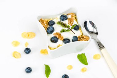 Mısır gevreği yoğurt, bal, ceviz ve yaban mersini ile