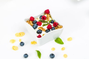 Mısır gevreği yoğurt, bal, ceviz Ahududu ve blueber ile