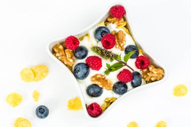 Mısır gevreği yoğurt, bal, ceviz Ahududu ve blueber ile