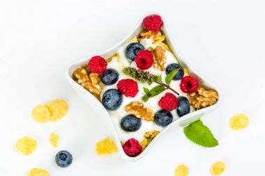 Mısır gevreği yoğurt, bal, ceviz Ahududu ve blueber ile