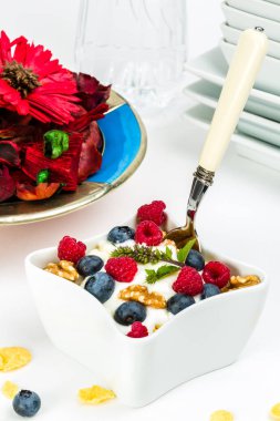 Mısır gevreği yoğurt, bal, ceviz Ahududu ve blueber ile