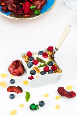 Mısır gevreği yoğurt, bal, ceviz Ahududu ve blueber ile