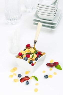 Mısır gevreği yoğurt, bal, ceviz Ahududu ve blueber ile