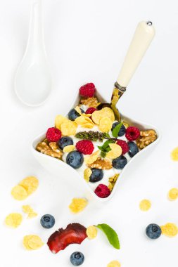 Mısır gevreği yoğurt, bal, ceviz Ahududu ve blueber ile