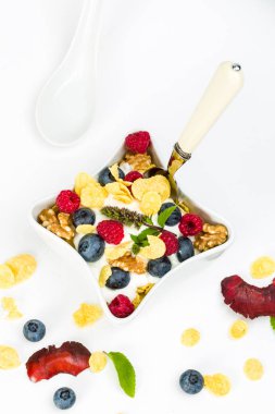 Mısır gevreği yoğurt, bal, ceviz Ahududu ve blueber ile