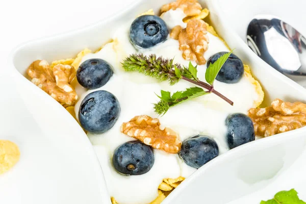 Mısır gevreği yoğurt, bal, ceviz ve yaban mersini ile