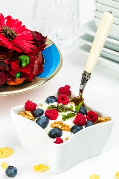 Mısır gevreği yoğurt, bal, ceviz Ahududu ve blueber ile