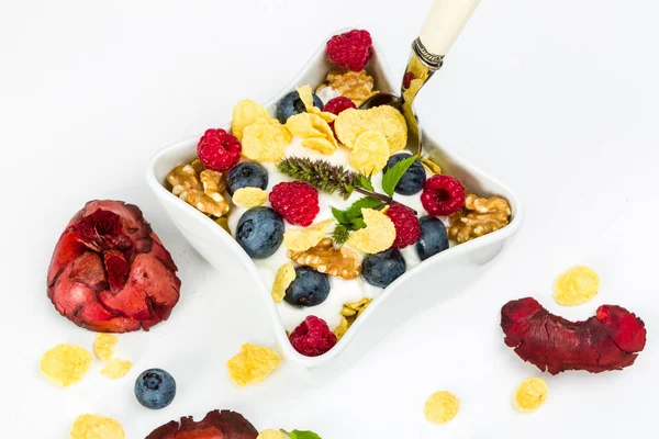 Mısır gevreği yoğurt, bal, ceviz Ahududu ve blueber ile