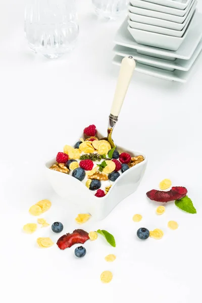 Кукурузные хлопья с йогуртом, медом, грецкими орехами, малиной и голубикой — стоковое фото