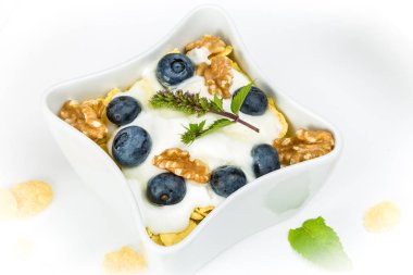 Mısır gevreği yoğurt, bal, ceviz ve yaban mersini ile