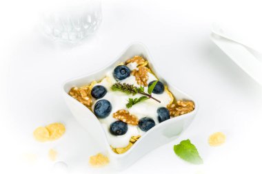 Mısır gevreği yoğurt, bal, ceviz ve yaban mersini ile