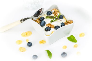 Mısır gevreği yoğurt, bal, ceviz ve yaban mersini ile