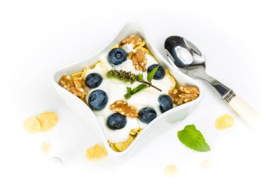 Mısır gevreği yoğurt, bal, ceviz ve yaban mersini ile