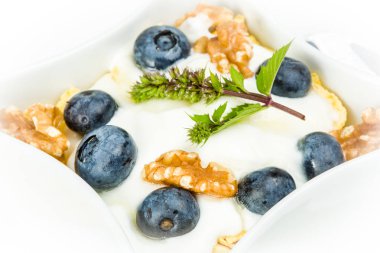 Mısır gevreği yoğurt, bal, ceviz ve yaban mersini ile