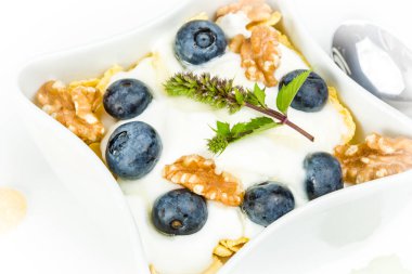 Mısır gevreği yoğurt, bal, ceviz ve yaban mersini ile