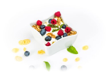 Mısır gevreği yoğurt, bal, ceviz Ahududu ve blueber ile