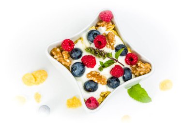 Mısır gevreği yoğurt, bal, ceviz Ahududu ve blueber ile