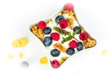 Mısır gevreği yoğurt, bal, ceviz Ahududu ve blueber ile