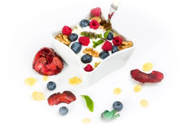 Mısır gevreği yoğurt, bal, ceviz Ahududu ve blueber ile