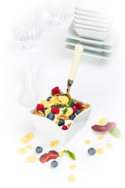 Mısır gevreği yoğurt, bal, ceviz Ahududu ve blueber ile