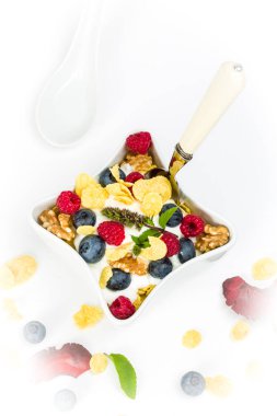 Mısır gevreği yoğurt, bal, ceviz Ahududu ve blueber ile