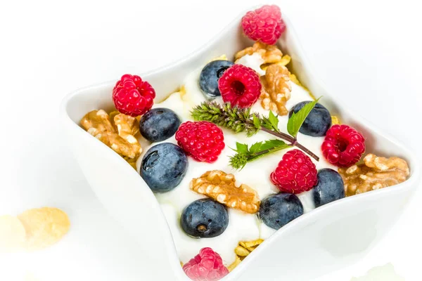 Mısır gevreği yoğurt, bal, ceviz Ahududu ve blueber ile