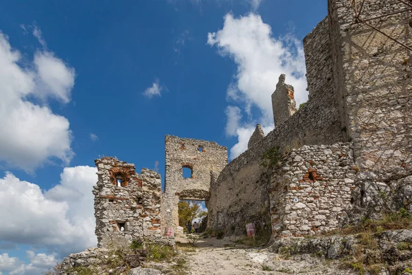 Ruines du château médiéval "Plavecky hrad", Slovaquie — Photo