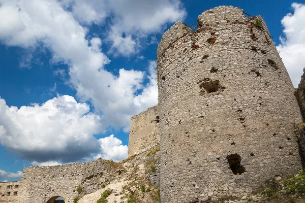 Ruínas do castelo medieval "Plavecky hrad", Eslováquia — Fotografia de Stock