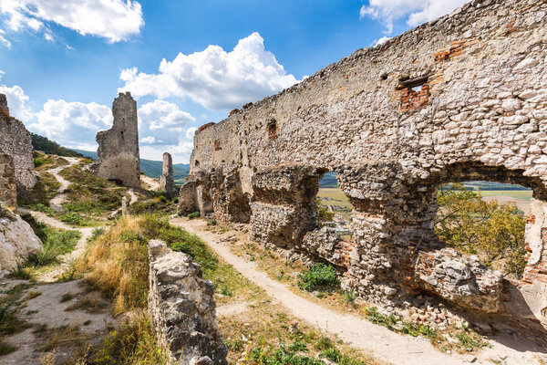 Руины средневекового замка "Плавецкий град", Словакия
