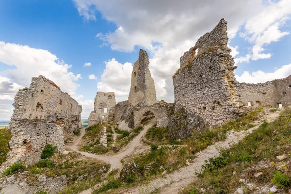 Ruínas do castelo medieval "Plavecky hrad", Eslováquia — Fotografia de Stock