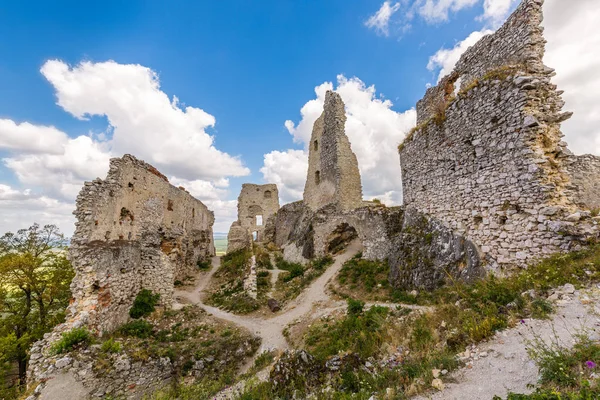 Ruínas do castelo medieval "Plavecky hrad", Eslováquia — Fotografia de Stock