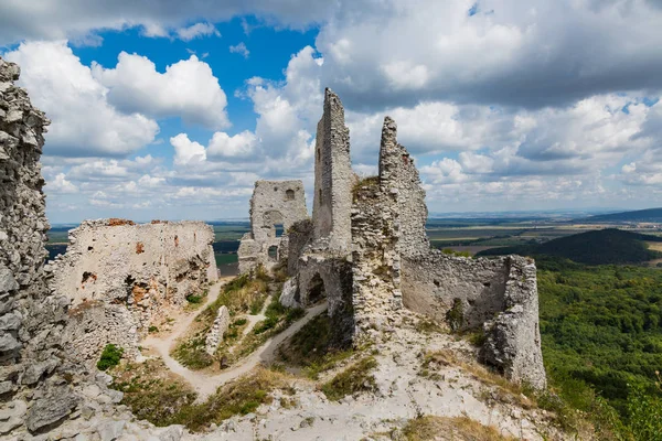 Ruínas do castelo medieval "Plavecky hrad", Eslováquia — Fotografia de Stock