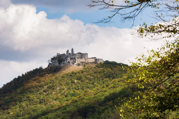 Zřícenina středověkého hradu "Plavecky hrad", Slovensko — Stock fotografie