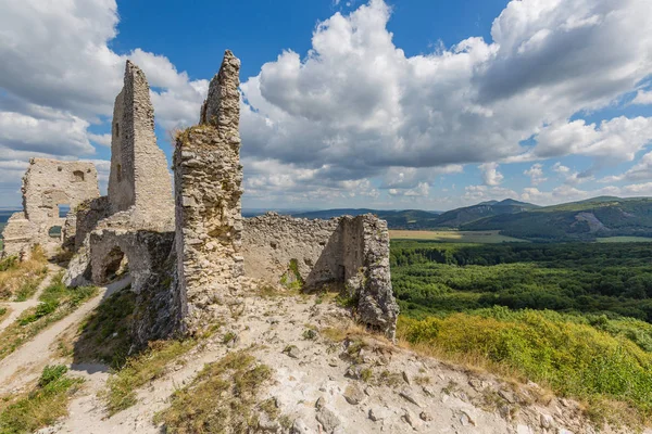 Ruines du château médiéval "Plavecky hrad", Slovaquie — Photo