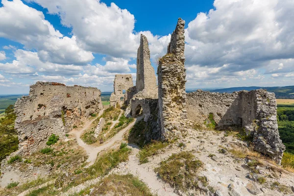 Ruínas do castelo medieval "Plavecky hrad", Eslováquia — Fotografia de Stock