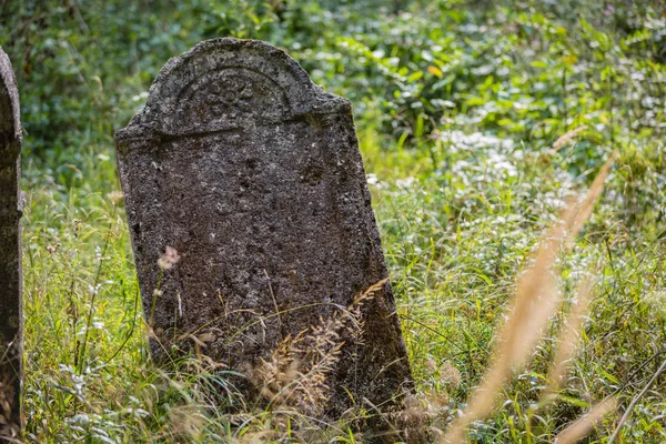 Antigo cemitério judaico abandonado — Fotografia de Stock