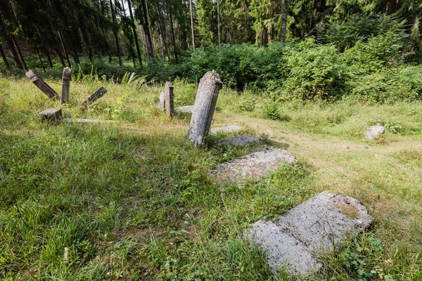 Old ditinggalkan kuburan Yahudi — Stok Foto
