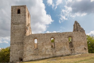Manastır Katarinka kalıntıları Dechtice Köyü, Slov yukarıda