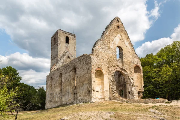 Ruinas del monasterio Katarinka por encima de la aldea de Dechtice, Slov — Foto de Stock