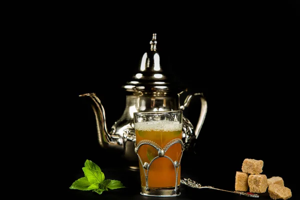 Настоящий марокканский мятный чай в оригинальной чашке — стоковое фото