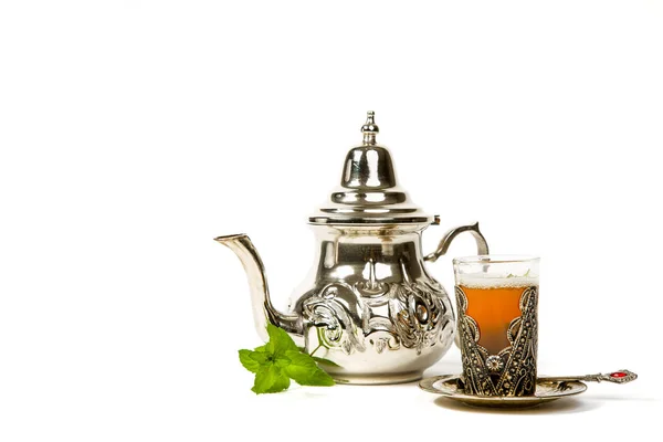 Настоящий марокканский мятный чай в оригинальной чашке — стоковое фото