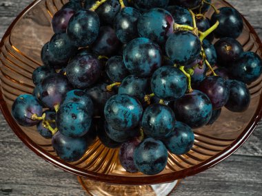 Masadaki kırmızı üzümler