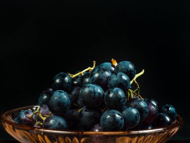 Masadaki kırmızı üzümler