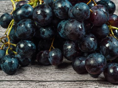 Masadaki kırmızı üzümler